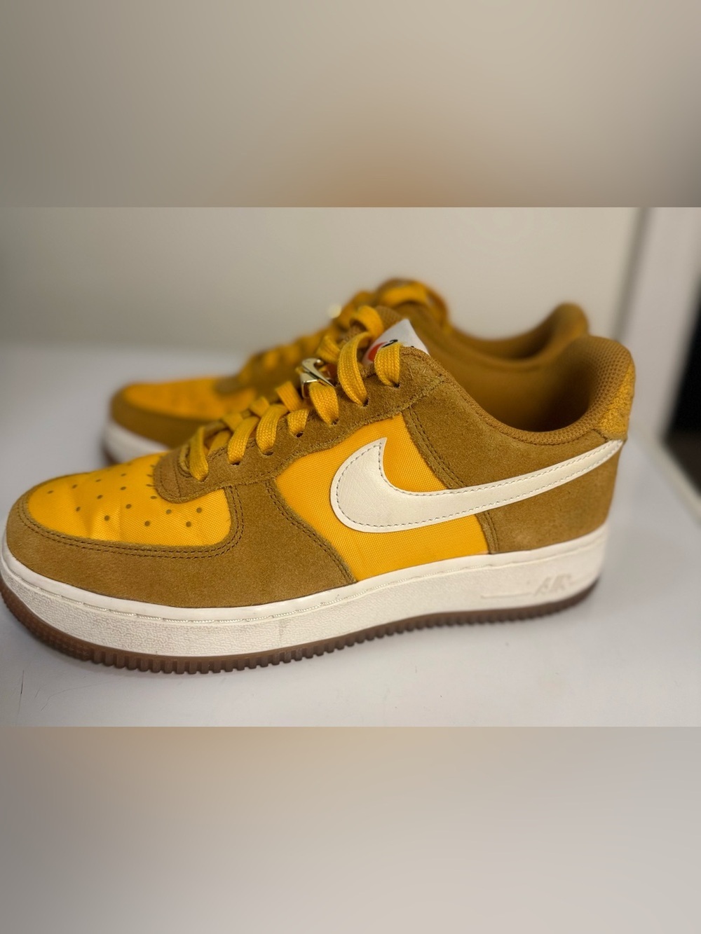 Nike Air Force 1'07 SE First Use University Gold Womens 7.5 50th Anniversary - Picture 7 of 12